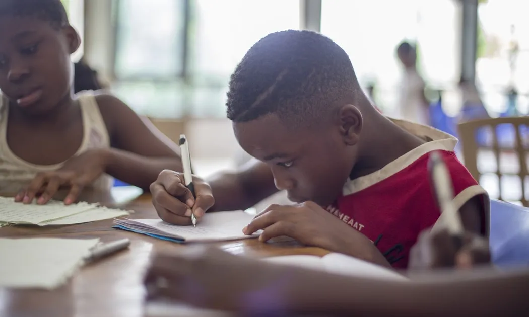 Hi ha una manca de recursos perquè aquests joves triïn un itinerari educatiu i continuïn estudiant per assegurar-se un futur laboral. Font: Unsplash.