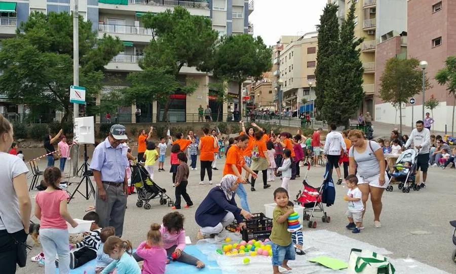 Infants jugant al carrer
