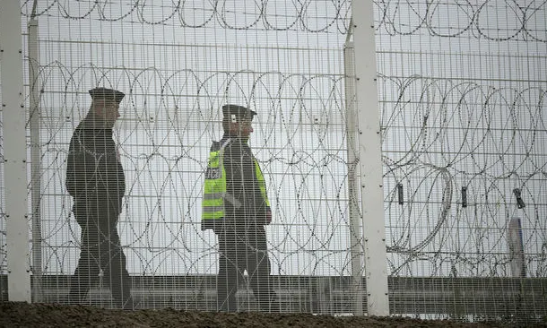 Policies a la tanca britànica que blinda el port de Calais. / CHRISTOPHER FURLONG / GETTY