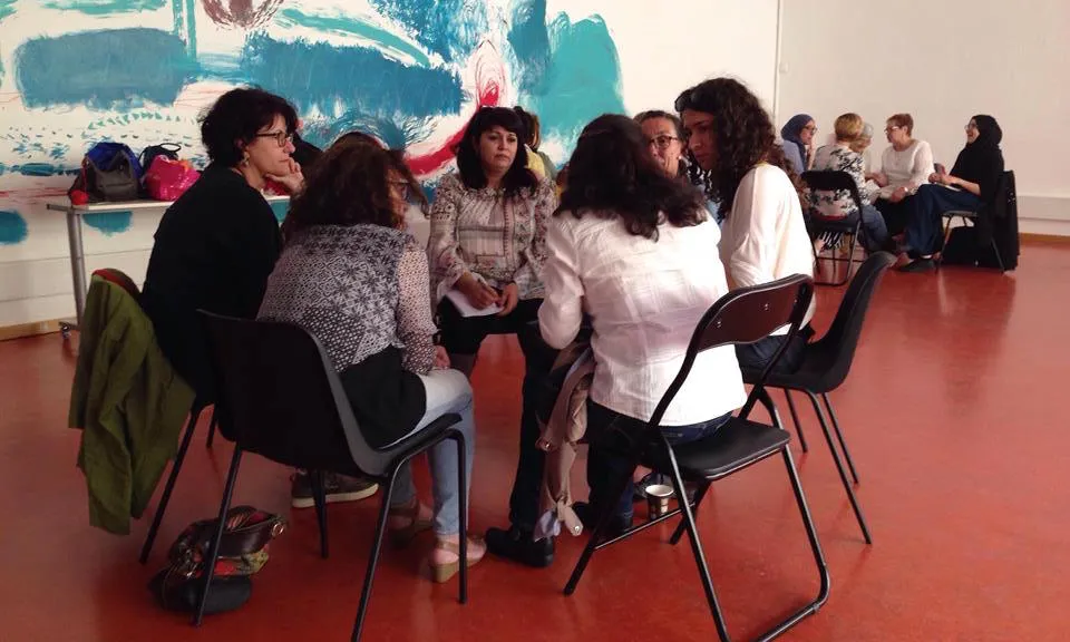 Dones participant en una de les trobades del projecte 'Quina feinada!'