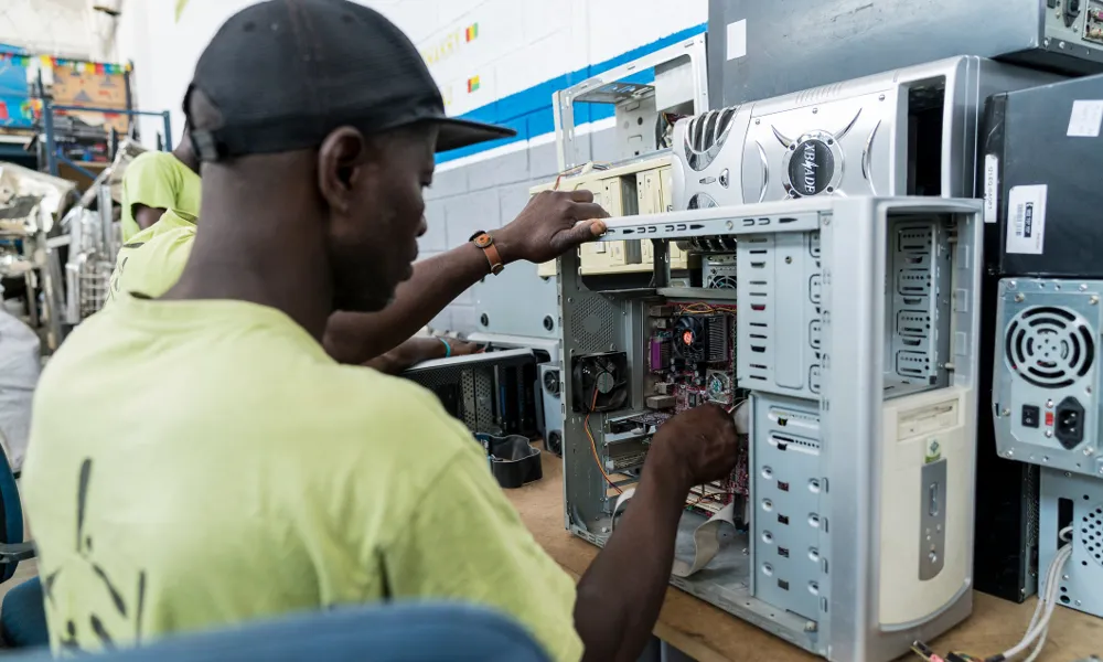 Un jove repara un ordinador