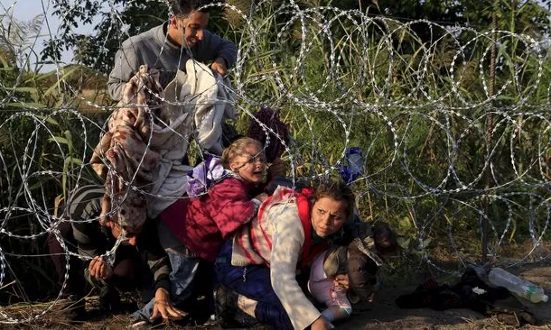 Persones refugiades a la tanca entre Sèrbia i Hongria / BERNADETT SZABO / REUTERS