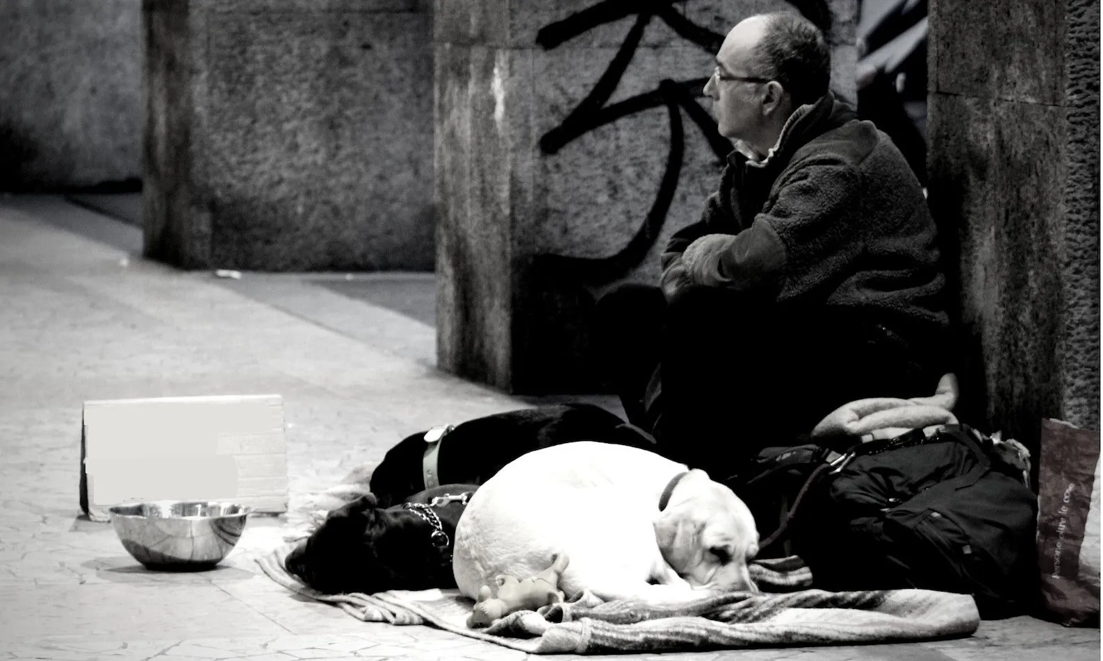 Una persona demana diners al carrer