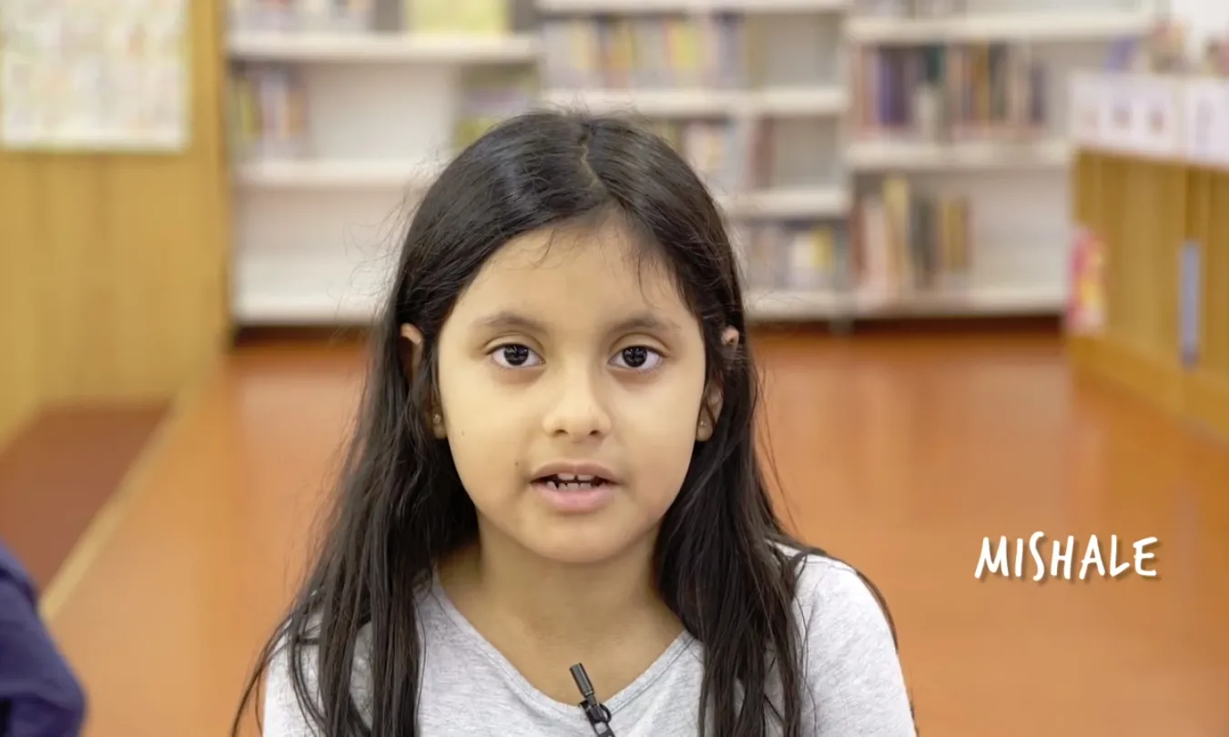 Una de les nenes que explica la seva experiència durant el video