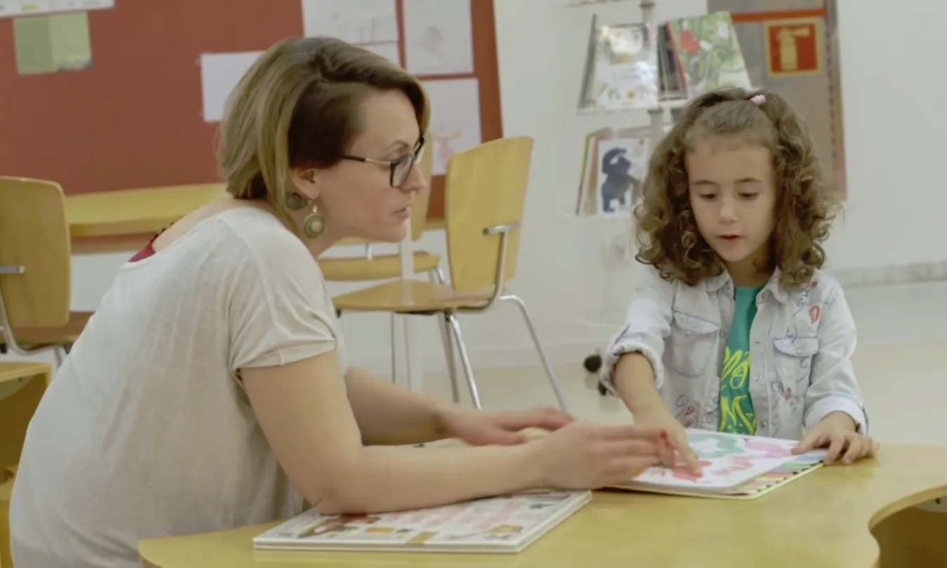 El documental 'Crecer leyendo' explica algunes de les activitats que impulsa la Fundació Biblioteca Social