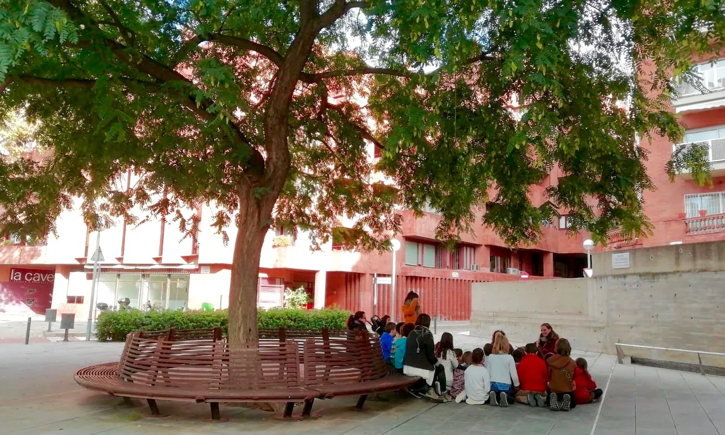 Amb els nois i noies de l'escola Orlandai treballant el Camí Escolar Verd