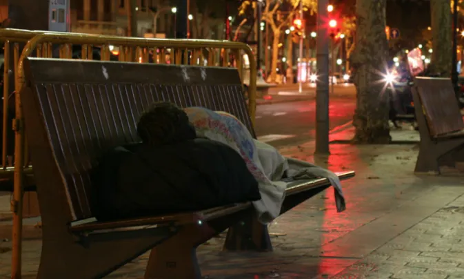 Persona sense llar dorm al carrer enmig de la nit. Font: Juan Lemus