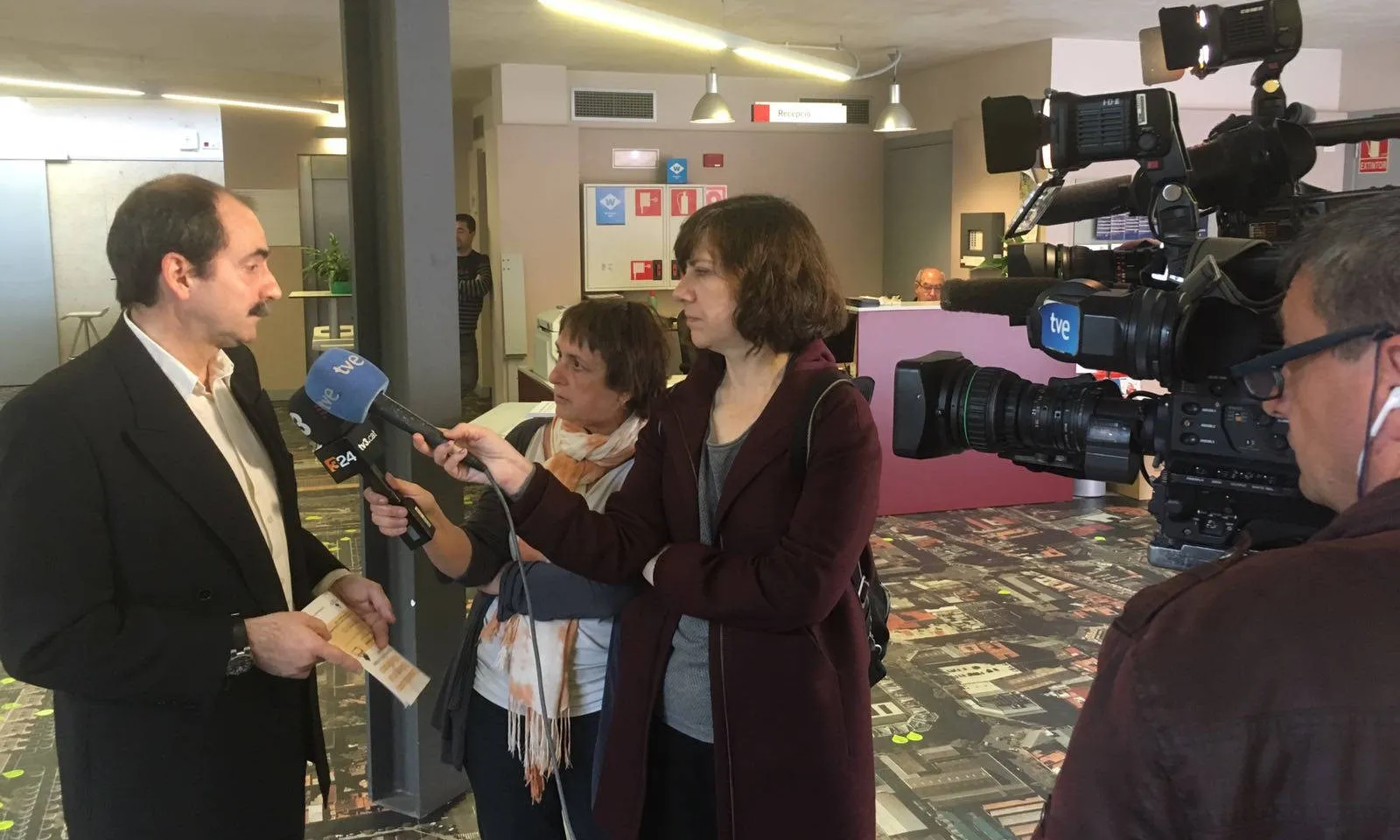 El president de la CONFAVC, Jordi Giró, entrevistat durant una assemblea de l'entitat