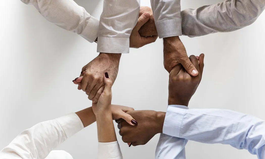 L’objectiu és que qualsevol persona, empresa, entitat o administració pública pugui gestionar els seus diners d’una manera coherent amb els seus valors. Font: Unsplash.