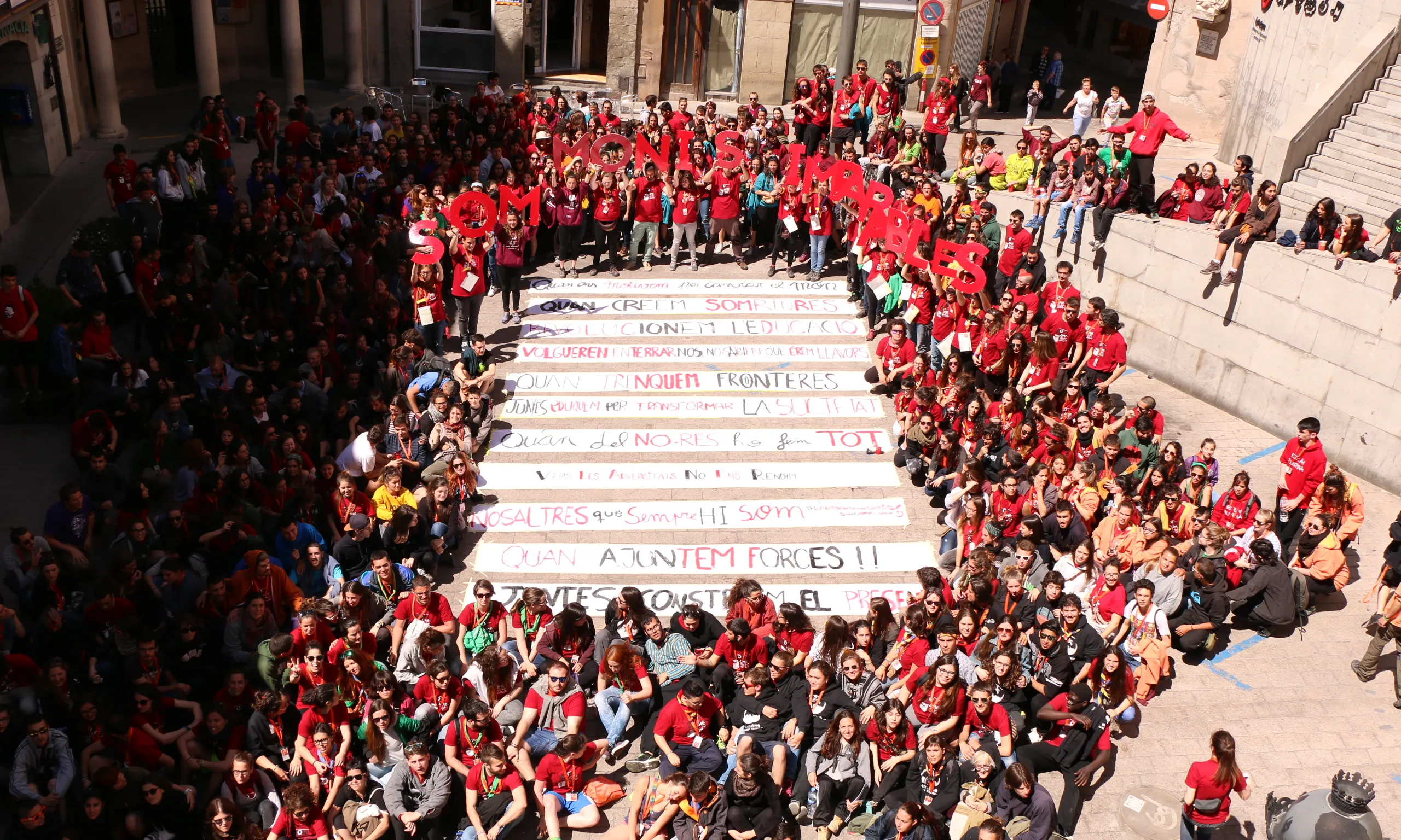 Més de 700 monitors i monitores en una plaça de Berga amb pancartes durant la trobada 'Monifesta't 2016'