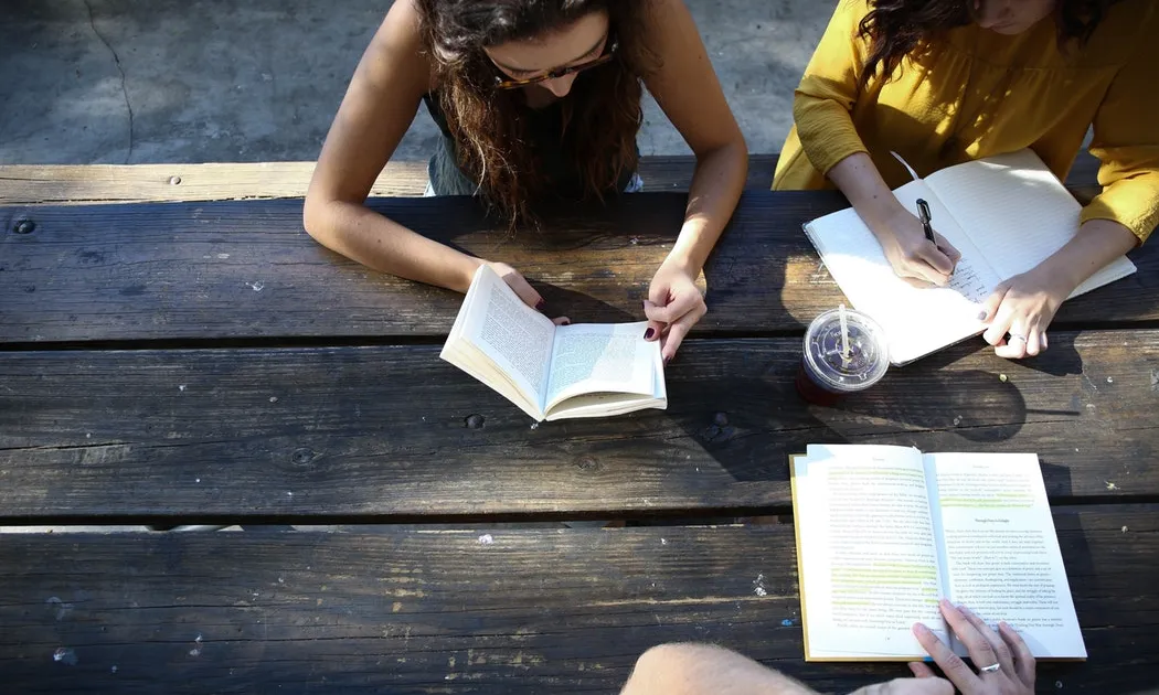 L’objectiu és arribar a la plena igualtat de gènere aplicant canvis en tots els nivell, inclòs el llenguatge. Font: Unsplash.