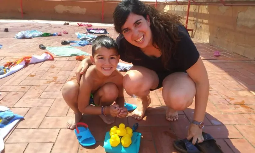 Marta Iglesias de la Fundació La Vinya amb un infant