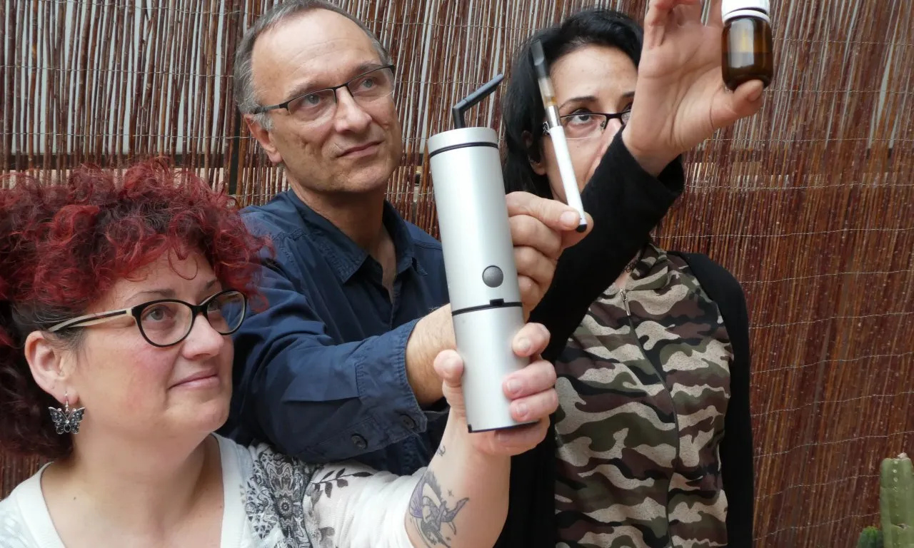 Membres de la UPRC mostren diferents tipus de consum del cànem terapèutic