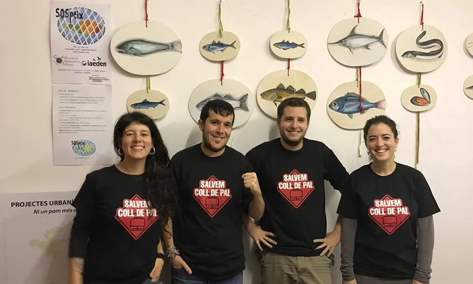 Voluntaris i voluntàries de l'Associació amb els cartell de la campanya SOS Peix dedicada al consum responsable de peix i marisc