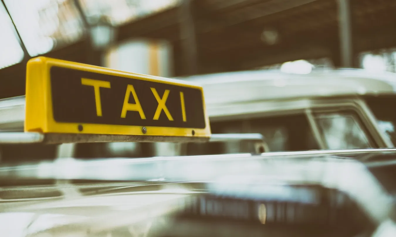 'Porta a porta' és un servei de taxis adaptats que transporta a més de 60 persones de les seves cases fins als seus llocs de treball. Font: Unsplash.