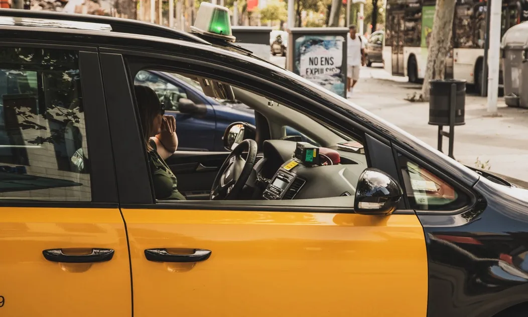 L’Ajuntament ja està treballant per donar un servei mínim a través d’autobusos. Font: Unsplash.