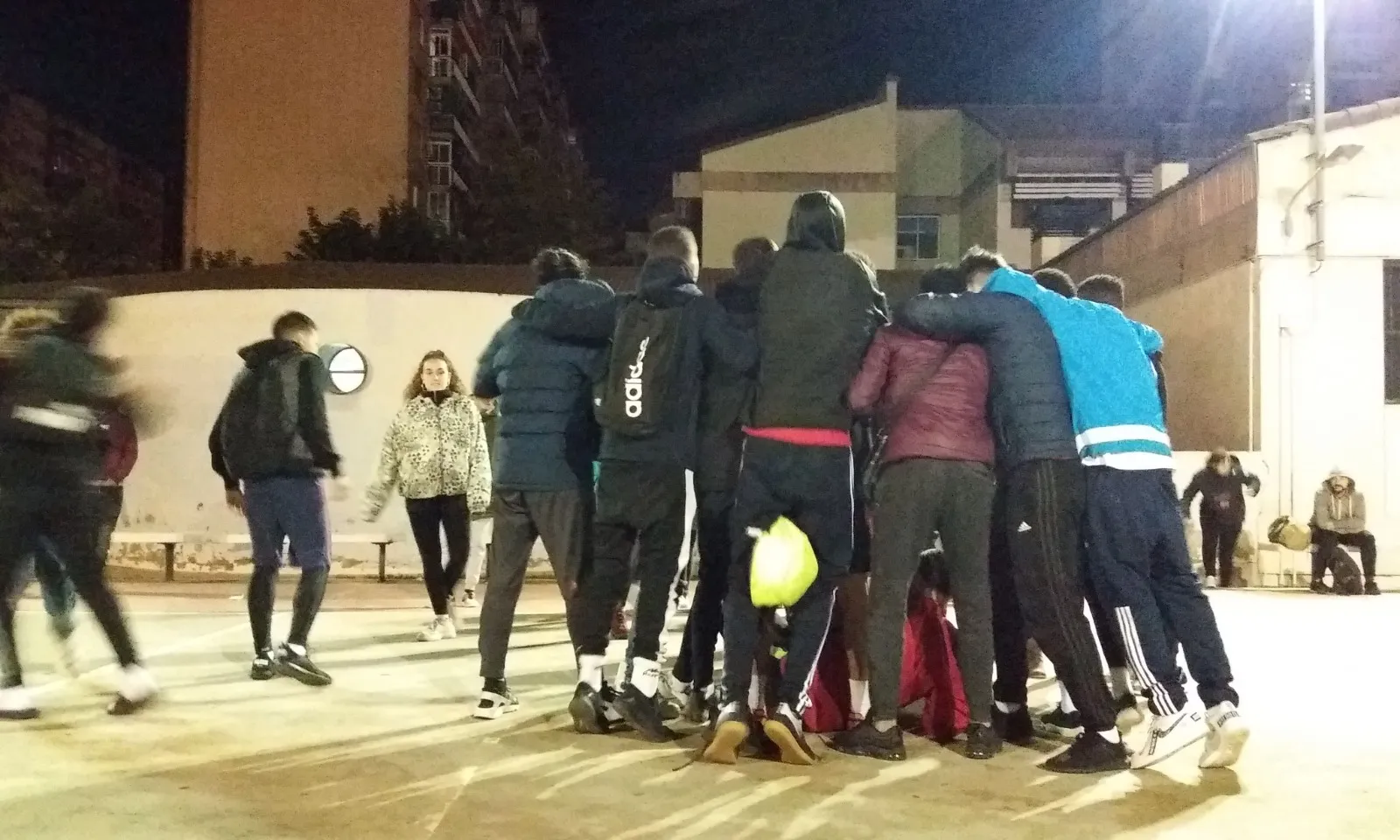 Joves abraçats després d'una partit de futbol a Fundació La Vinya