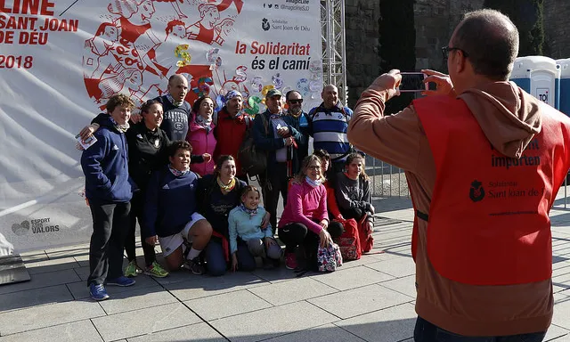 Equip solidari de la Magic Line 2018 fent-se una fotografia.