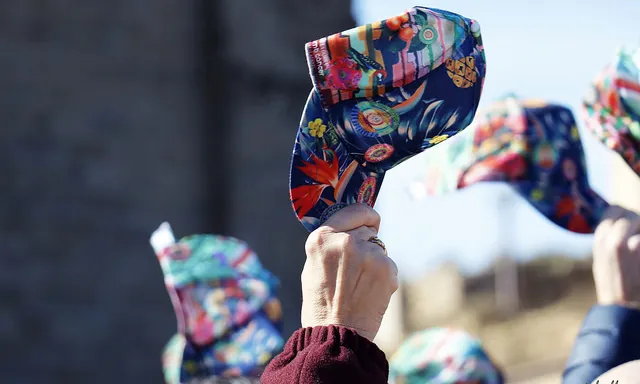 Agatha Ruiz de la Prada ha creat el disseny de la gorra.