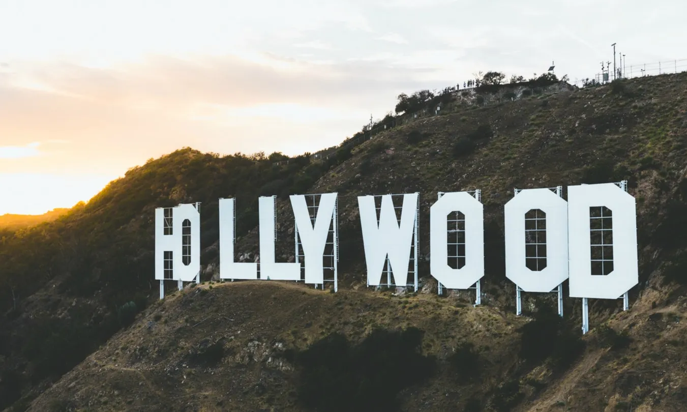 Tot i que sigui més cara, actualment és més fàcil produir una peli comercial que una més petita amb temàtica social. Font: Unsplash.