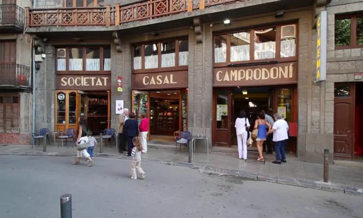 Vista del local social de l'entitat i el cinema