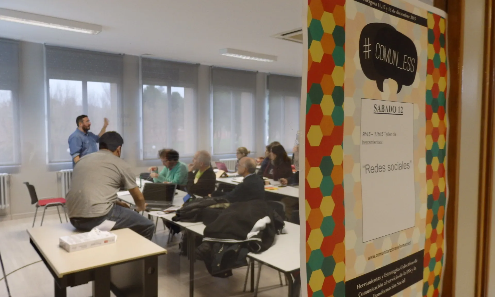 Persones en un grup de treball del congrés