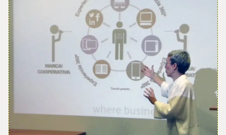 Una dona fa una explicació davant d'una pantalla