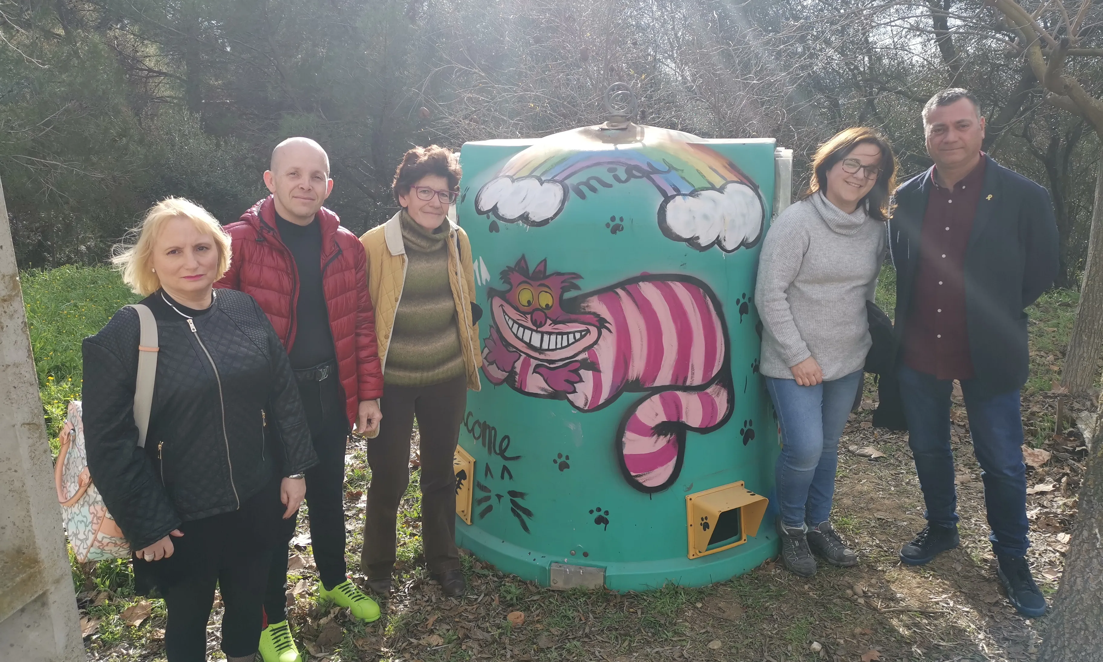 El Regidor de Medi Ambient d'Abrera, la Cap de Sanitat d'Abrera, la presidenta de l'Associació local 'Amics dels Animals d'Abrera' i el Secretari i la Presidenta de LlobreGats, al costat d'un CatHotel.