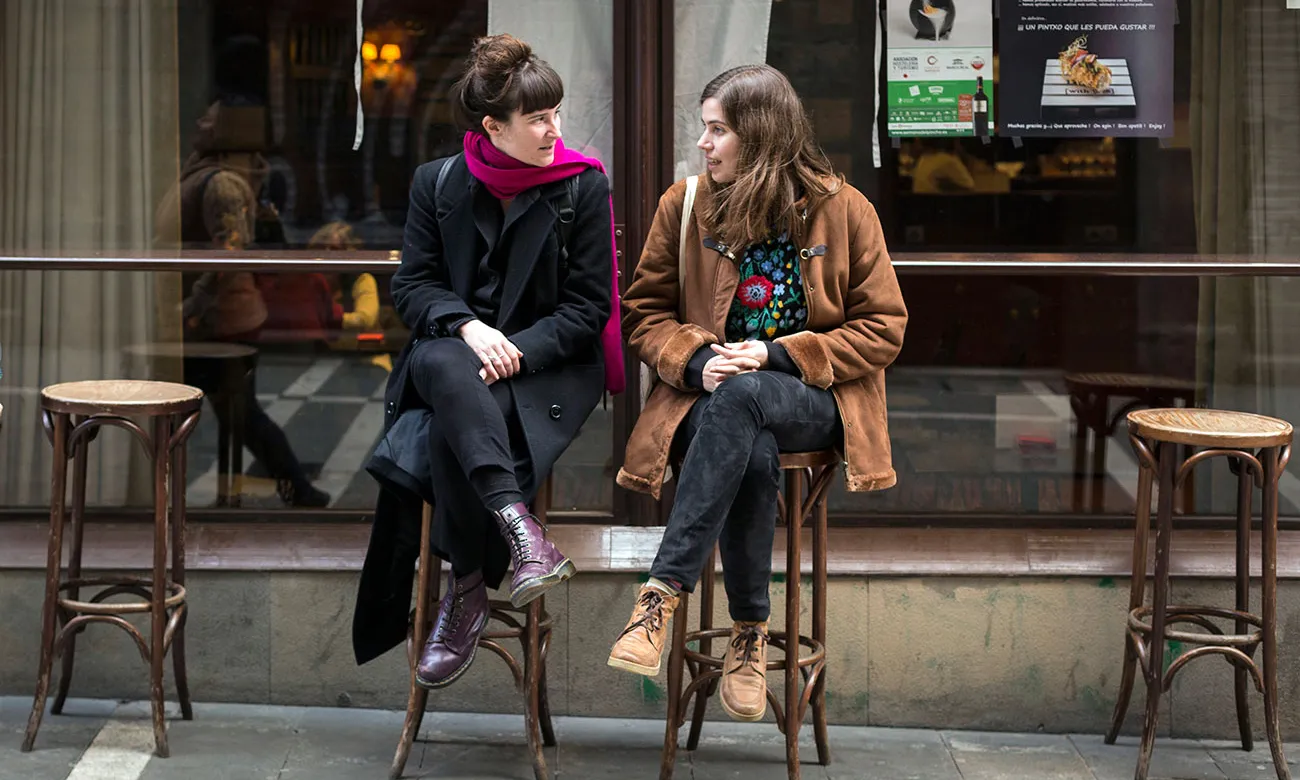 Marga Almirall (a la dreta) i Marta Nieto són les responsables dels projectes educatius de la cooperativa de cinema El Drac Màgic. 