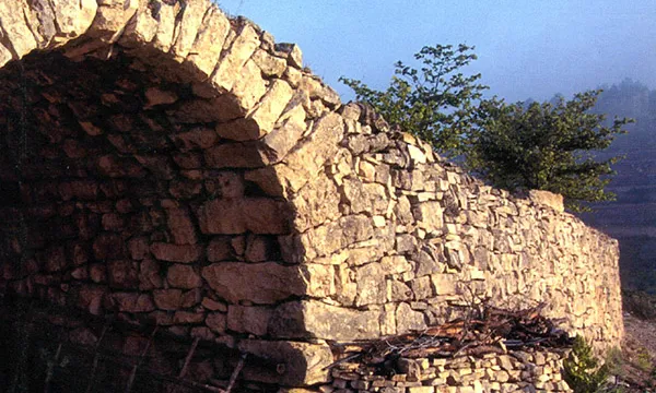La públicació de llibres tècnics i divulgatius permet divulgar i posar en valor l'art i el paisatge de la pedra seca