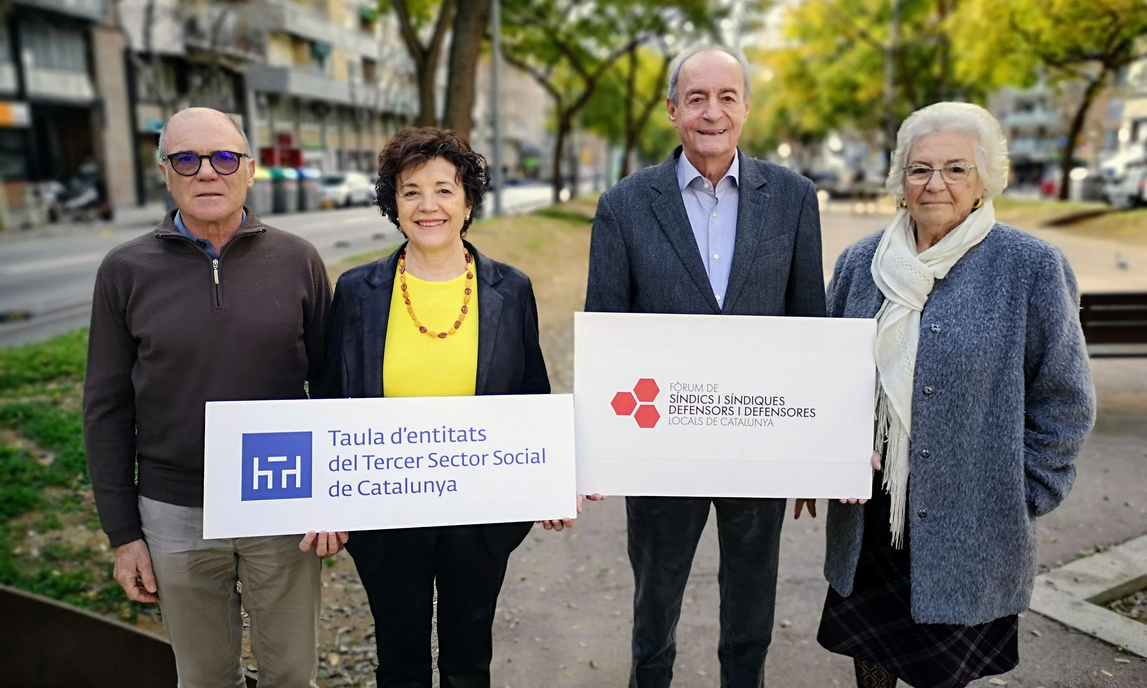Foto de grup de les persones signants de l'acord