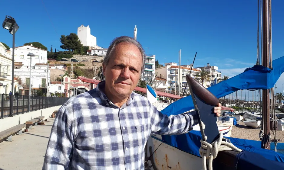 El Víctor al costat d'una embarcació tradicional