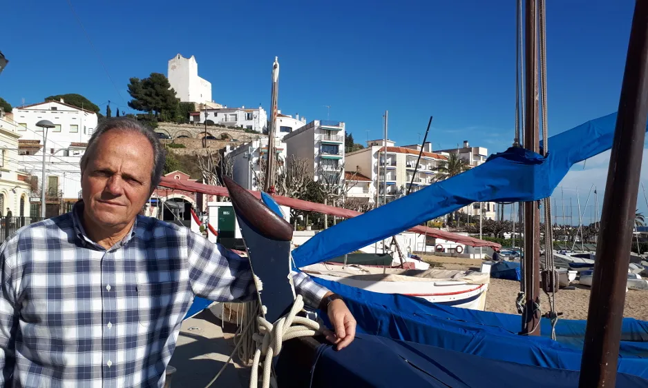 El Víctor al costat d'una embarcació tradicional