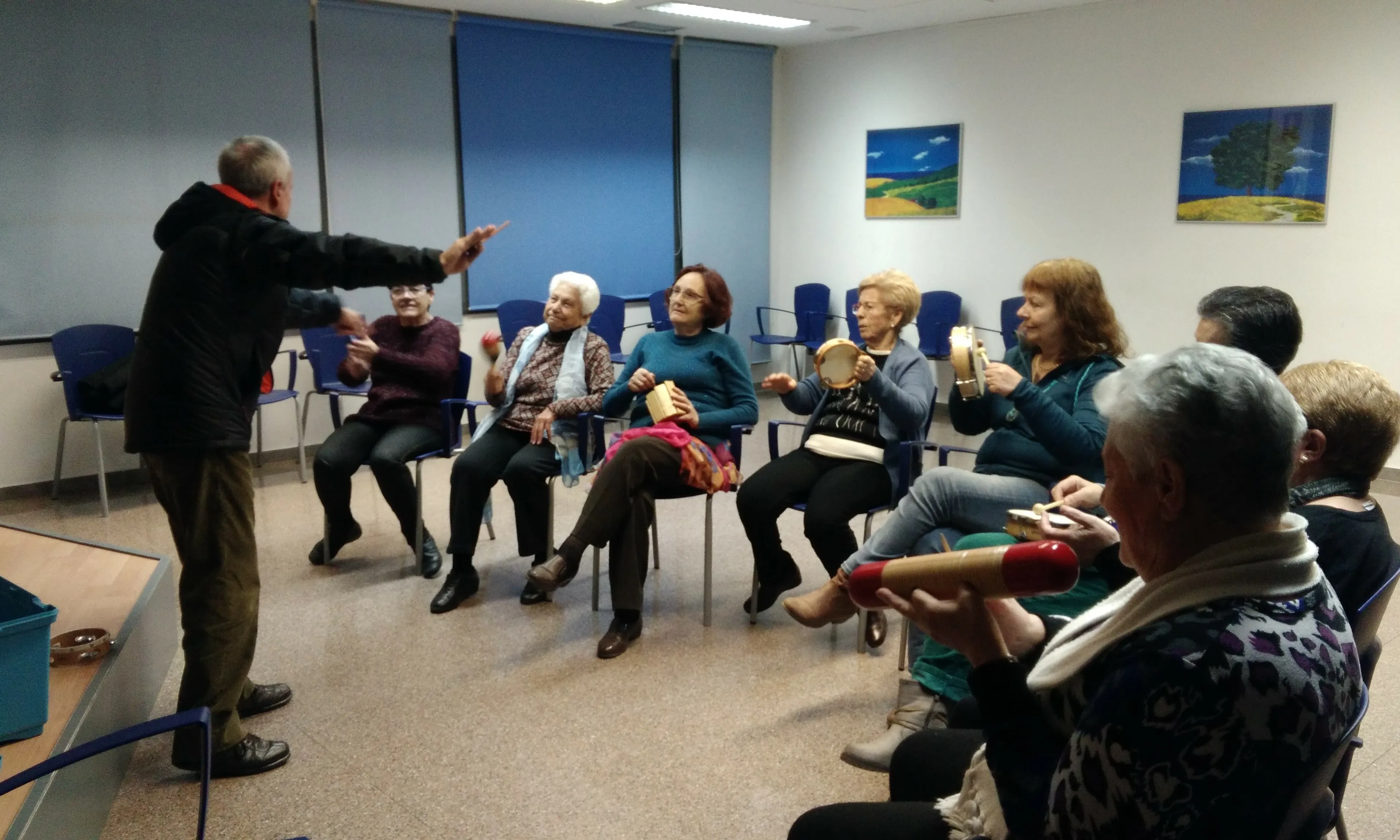 La musicoteràpia promou el record i la recuperació de melodies de quan éren joves. Font: Associació de Vidus i Vídues de Badia del Vallés.
