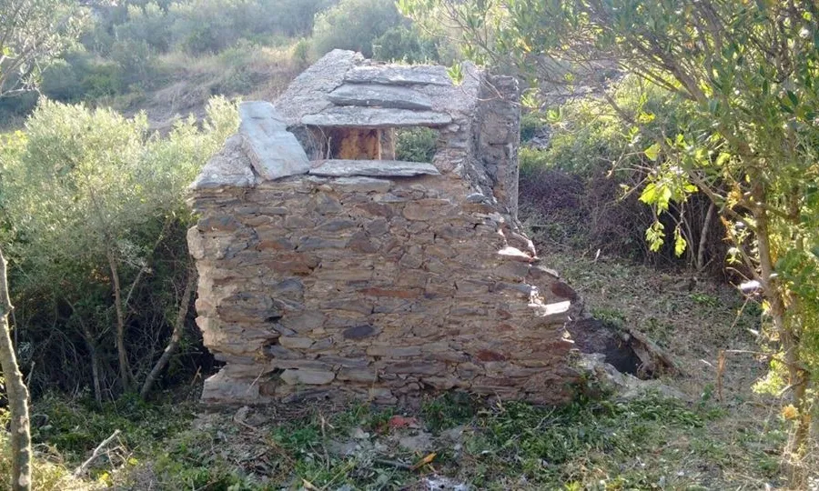 Algunes edificacions posen en perill els 'clopers', declarats patrimoni de la humanitat per la UNESCO. Font: Amics de la Natura de Cadaqués.