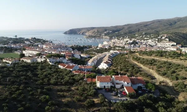 Les construccions a la Costa Brava posen en perill els espais naturals del litoral. Font: Amics de la Natura de Cadaqués. 