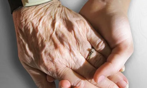 Coravis acompanya aquelles persones que pateixen soledat dins les residències de la gent gran.