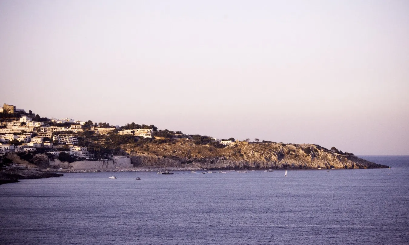 SOS Costa Brava alerta que hi ha sòl urbà que es superposa a espais de protecció natural. Font: Unsplash.