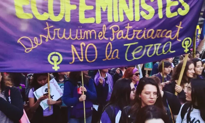 La pancarta principal del bloc ecofeminista diu "Ecofeministes, destruim el patriarcat no la terra"
