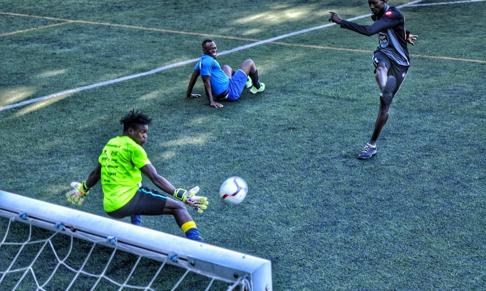 Street Soccer Barcelona desenvolupa el seu projecte al Camp Municipal de Futbol de la Satalia, al barri del Poble Sec de Barcelona.