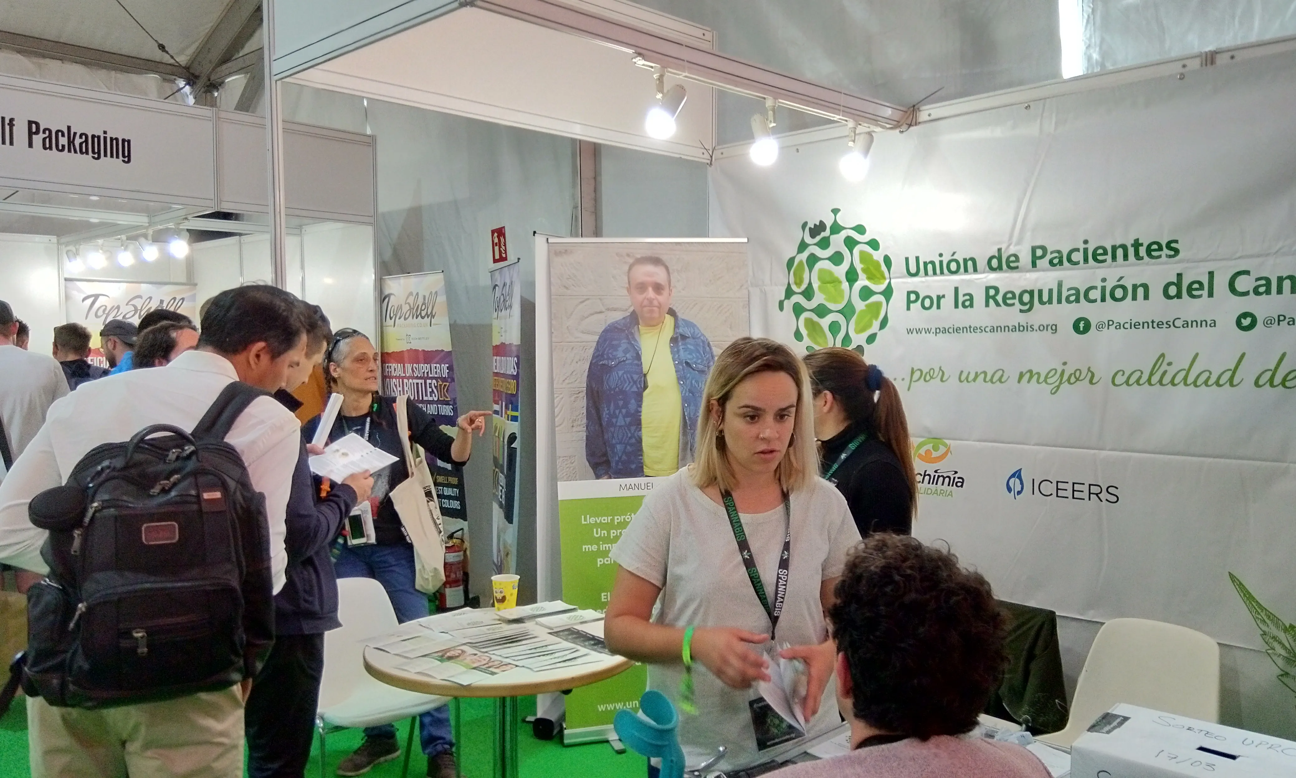 Membres de la UPRC en l'estand a Spannabis 2019, atenent a visitants