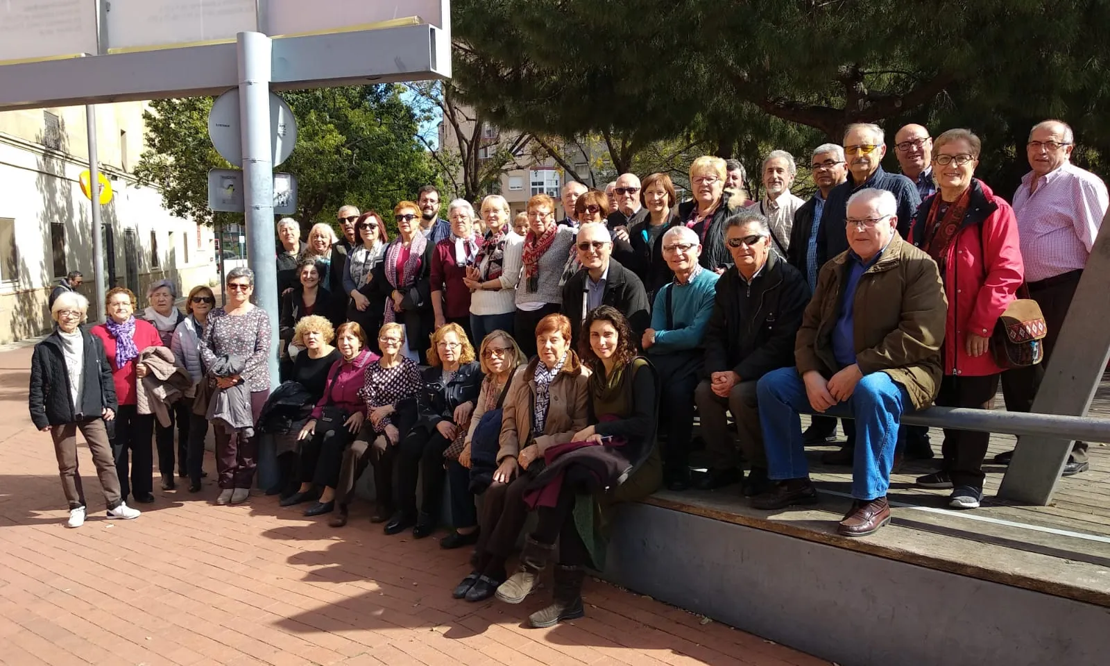 Foto de grup el dia de la inauguració d'una exposició fotogràfica
