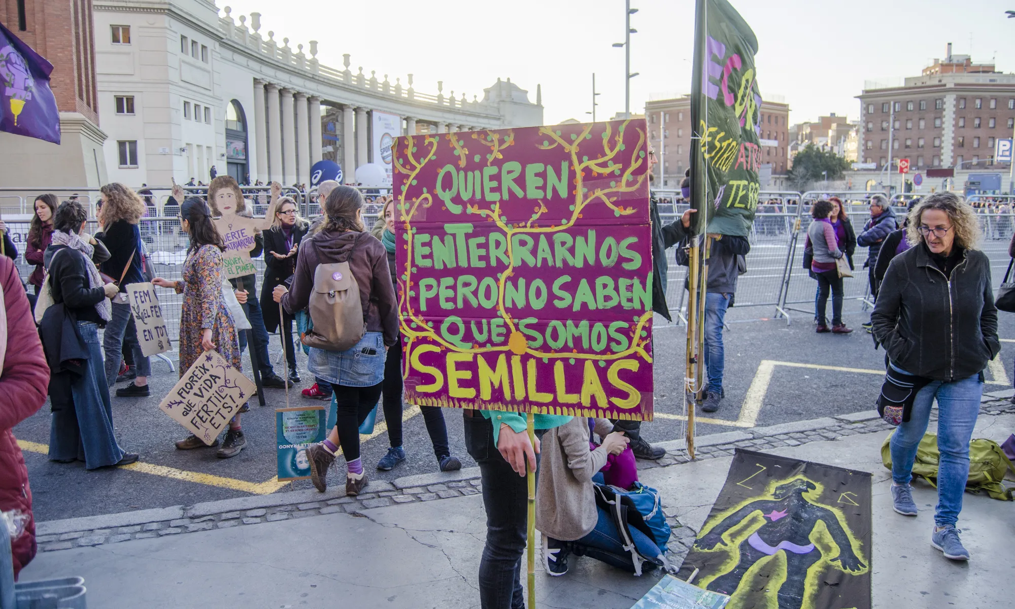 Al bloc ecofeminista de la manifestació del 8 de març es pot veure una pancarta que diu "Quieren enterrarnos pero no saben que somos semillas"