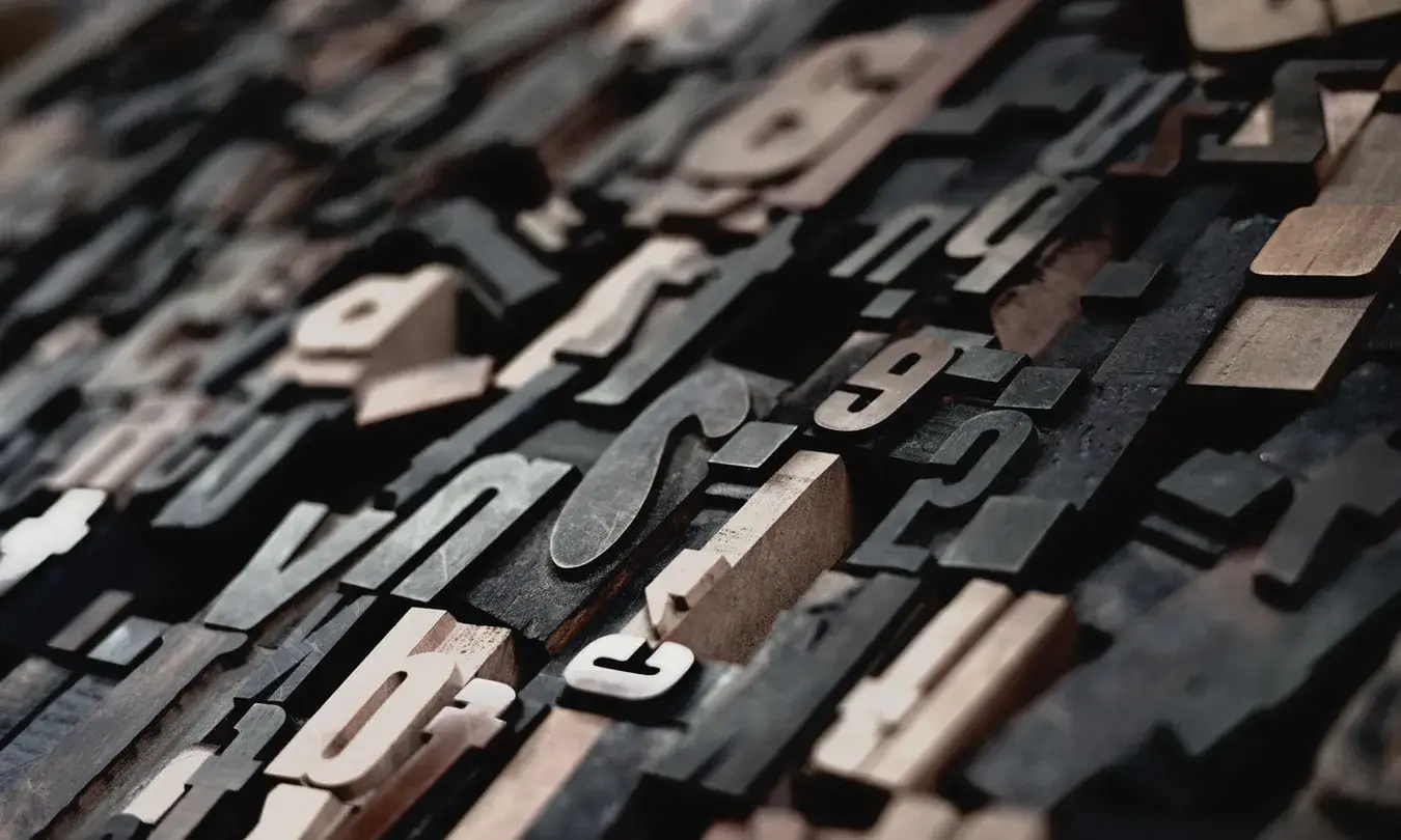 Disposar d’un bon manual de llenguatge inclusiu o no sexista és essencial dins el paquet de mesures que integren un pla d’igualtat. Font: Unsplash.