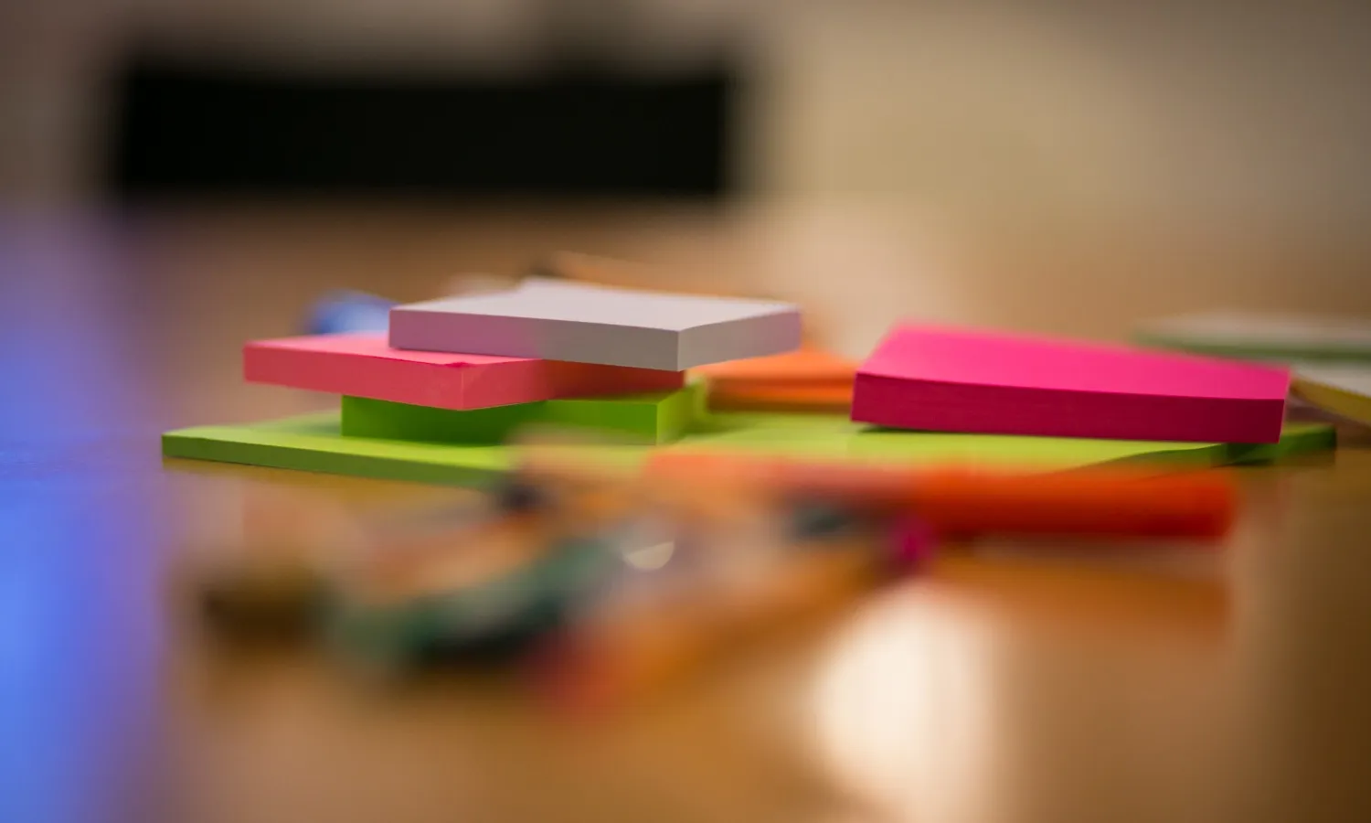 Post-its sobre d'una taula