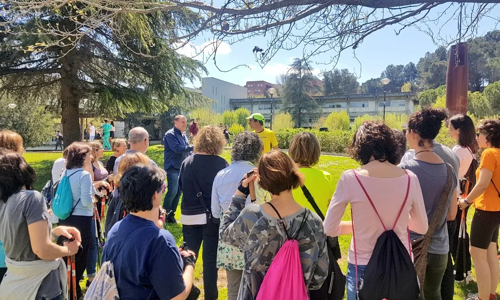 Grup de persones realitzant l'activitat de marxa n`rodica en la Setmana Sostenible de la UAB