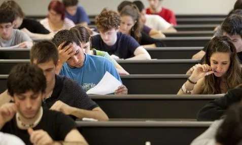 Estudiants universitaris durant una classe a la UPF.