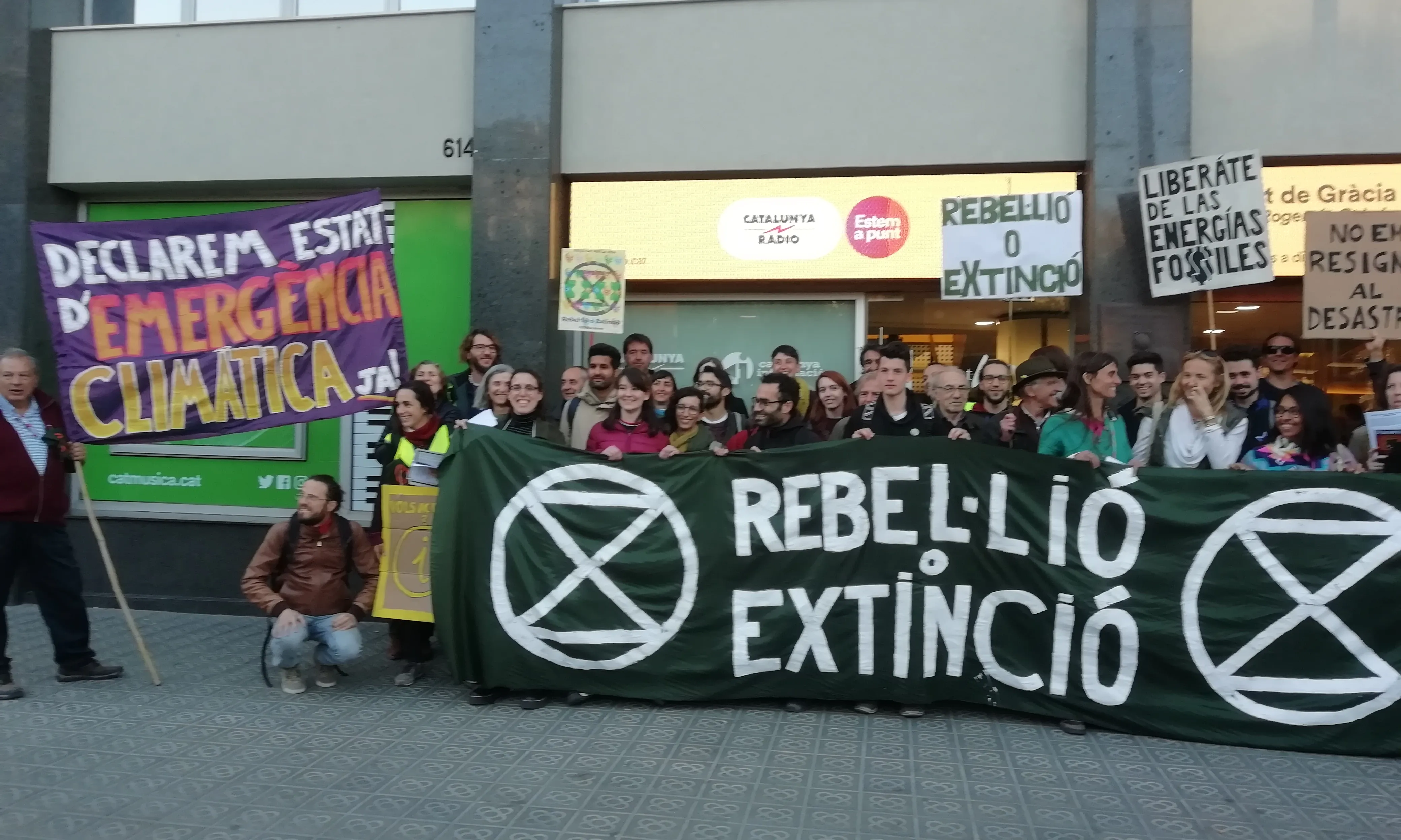 La primera acció del grup Extinció o Rebel·lió ha estat dirigida als mitjans de comunicació 