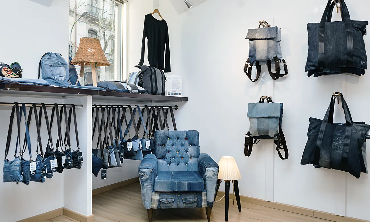 Back to Eco confecciona complements de moda ètica a partir de texans reciclats.