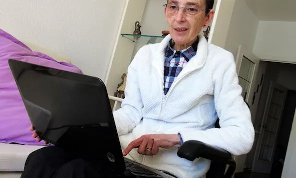 Auxilia posa en contacte persones amb discapacitat i professorat voluntari a través de la formació en línia.